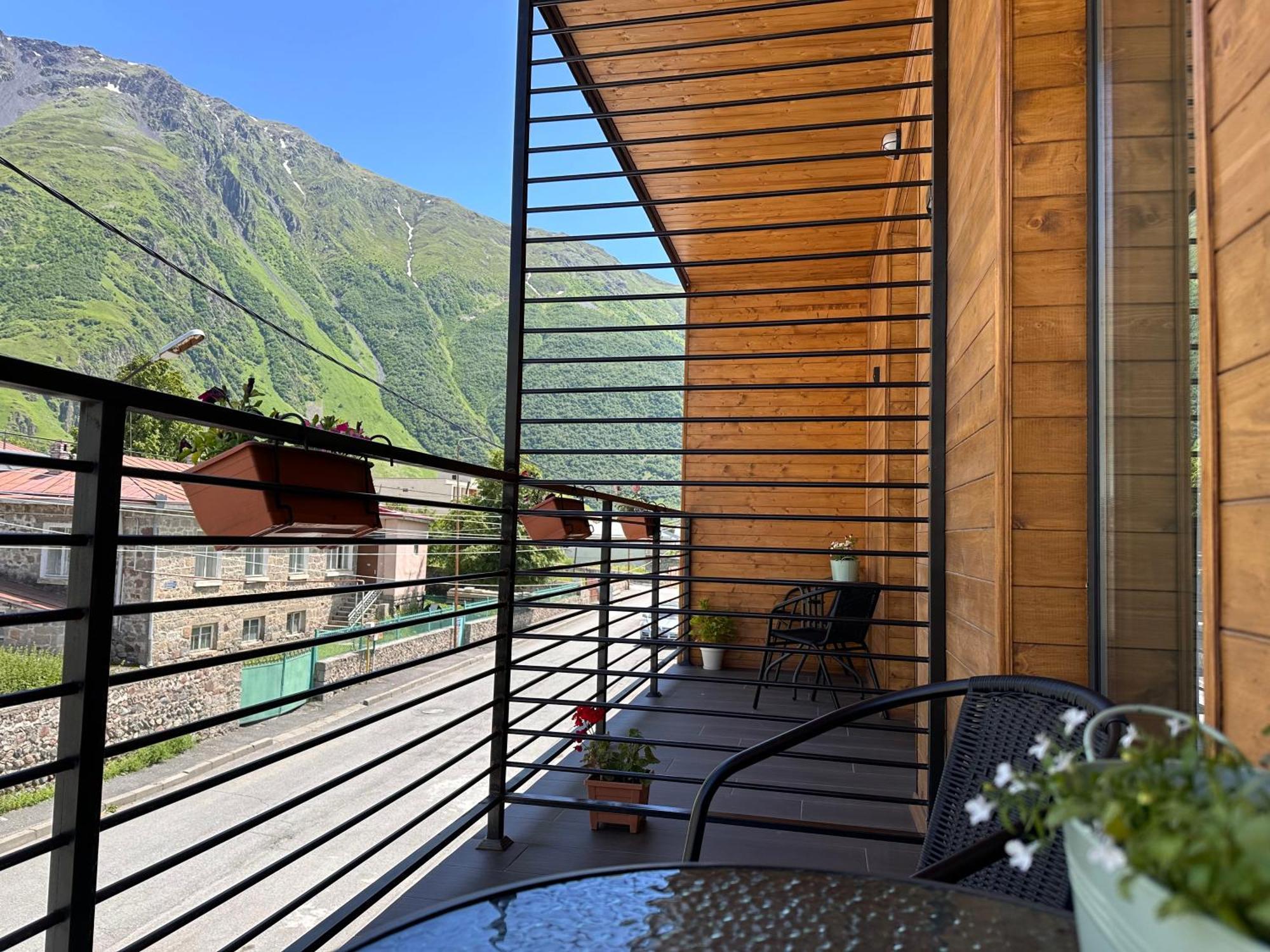 Hotel Mountime Kazbegi ภายนอก รูปภาพ