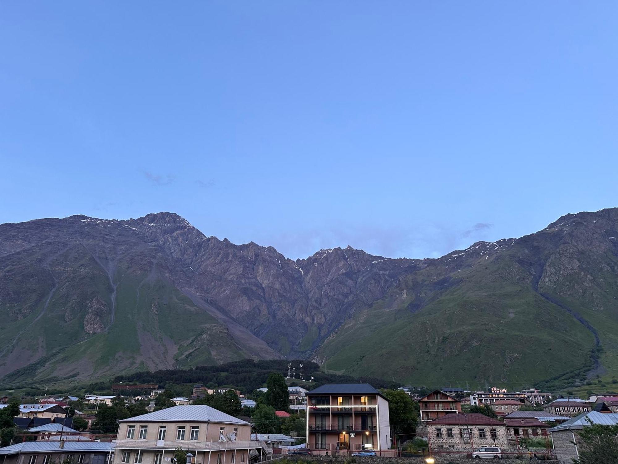 Hotel Mountime Kazbegi ภายนอก รูปภาพ