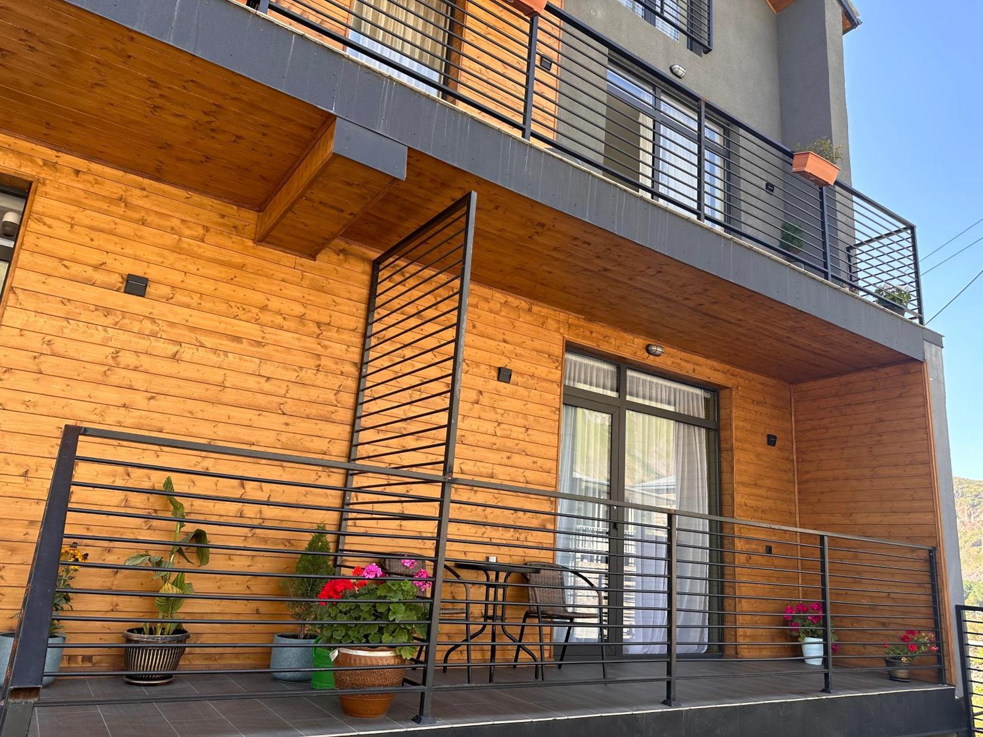 Hotel Mountime Kazbegi ภายนอก รูปภาพ