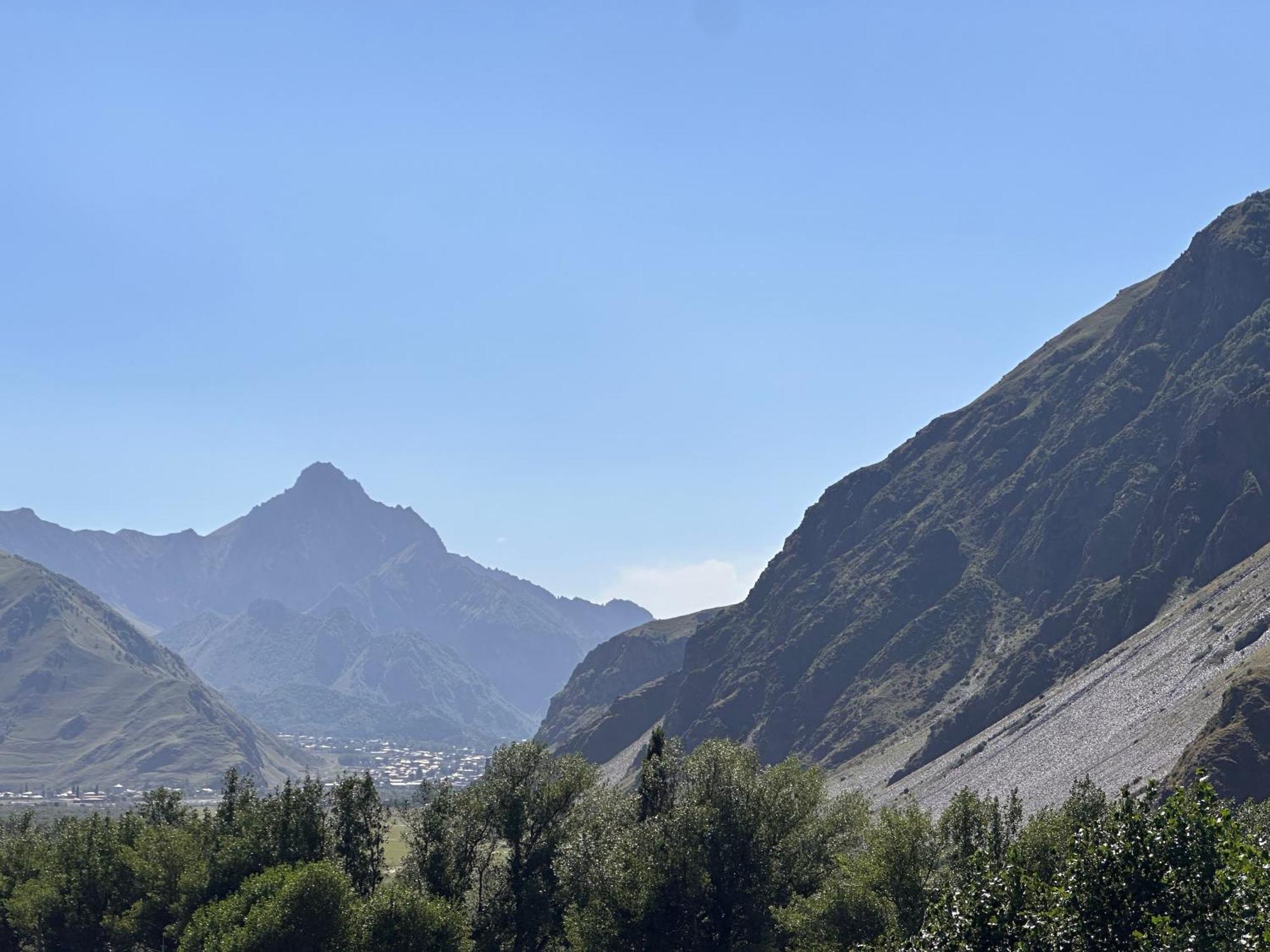 Hotel Mountime Kazbegi ภายนอก รูปภาพ