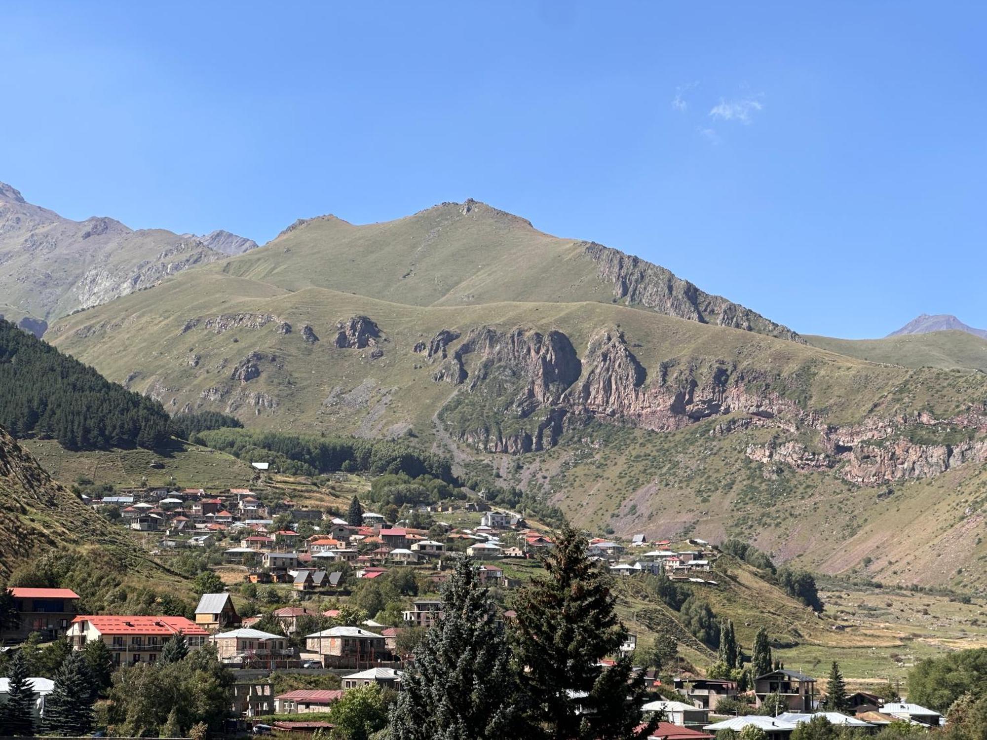 Hotel Mountime Kazbegi ภายนอก รูปภาพ